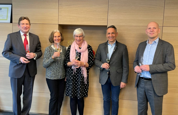 Freuen sich auf die künftigen, gemeinsamen Erfolge (v. l. n. r.): Gerhard Bednarsky, Elisabeth Prath und Christa Csar von der Bauunternehmung Prath, Rhomberg Bau-Eigentümervertreter Hubert Rhomberg und Bernhard Holper, ebenfalls Prath. Freuen sich auf die künftigen, gemeinsamen Erfolge (v. l. n. r.): Gerhard Bednarsky, Elisabeth Prath und Christa Csar von der Bauunternehmung Prath, Rhomberg Bau-Eigentümervertreter Hubert Rhomberg und Bernhard Holper, ebenfalls Prath.